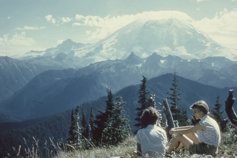 two people sitting on mountain under gray sky, mountain range HD wallpaper