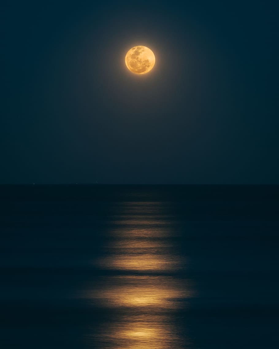 sea under full moon, moonlight, dark sky, water reflection, outdoor