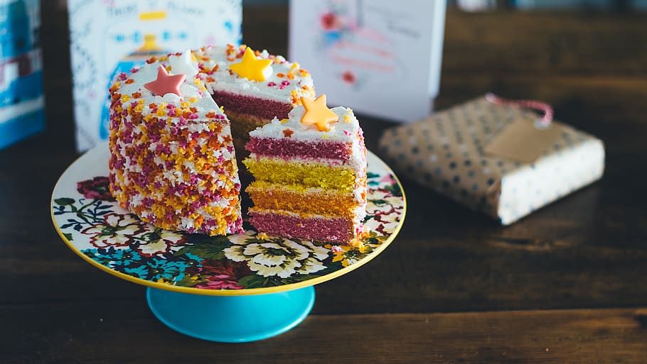 sliced cake on cake riser, food and drink, freshness, sweet food HD wallpaper
