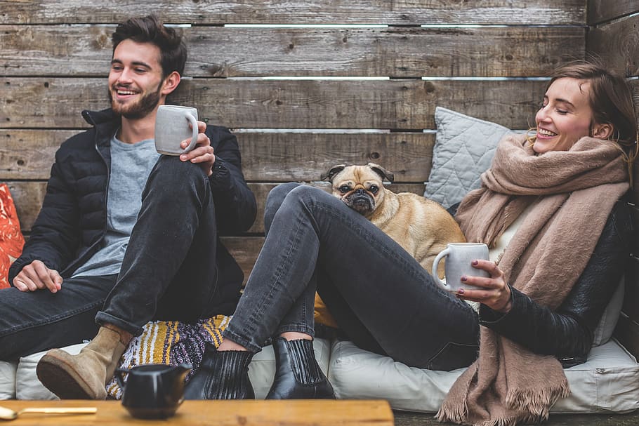 Couple Having a Coffee With Puig, bonding, clothes, cold, cozy HD wallpaper