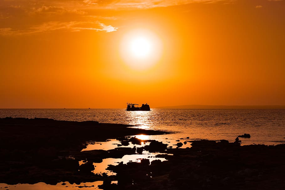 sunset, rocky coast, ship, boat, horizon, sea, silhouette, sparkling HD wallpaper