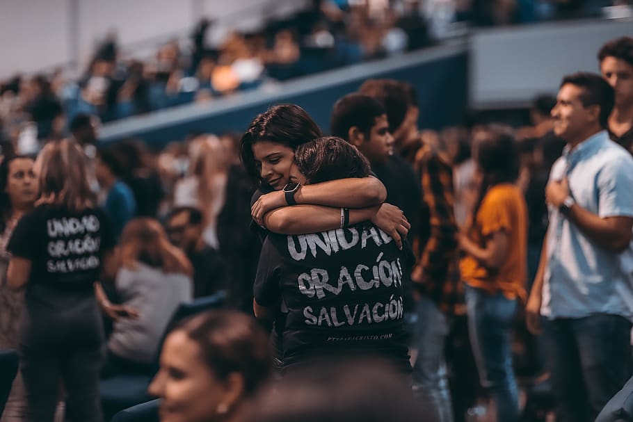 Man and Woman Hugging Each Other, audience, blurred background HD wallpaper