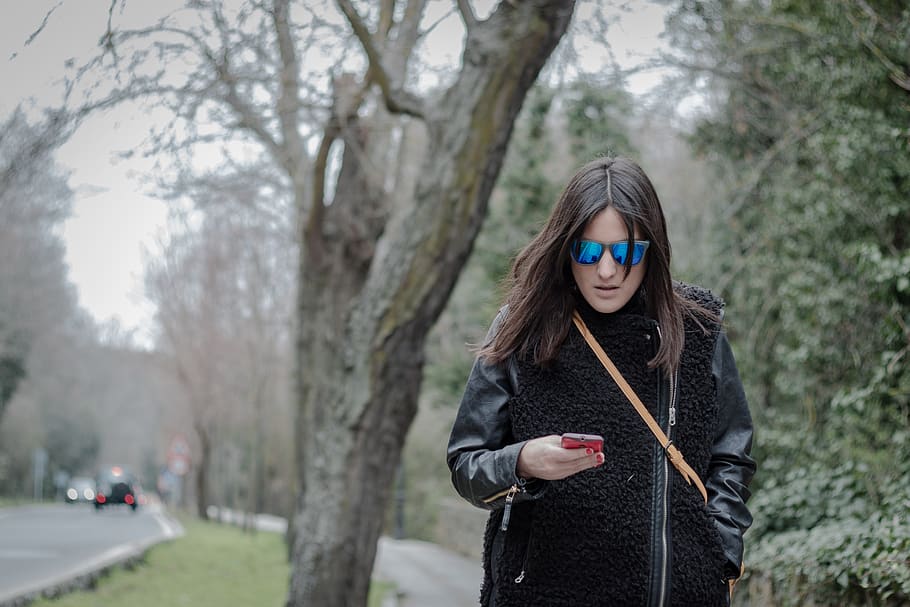 spain, segovia, phone, leather, catched, 50mm, sunglasses, portrait HD wallpaper