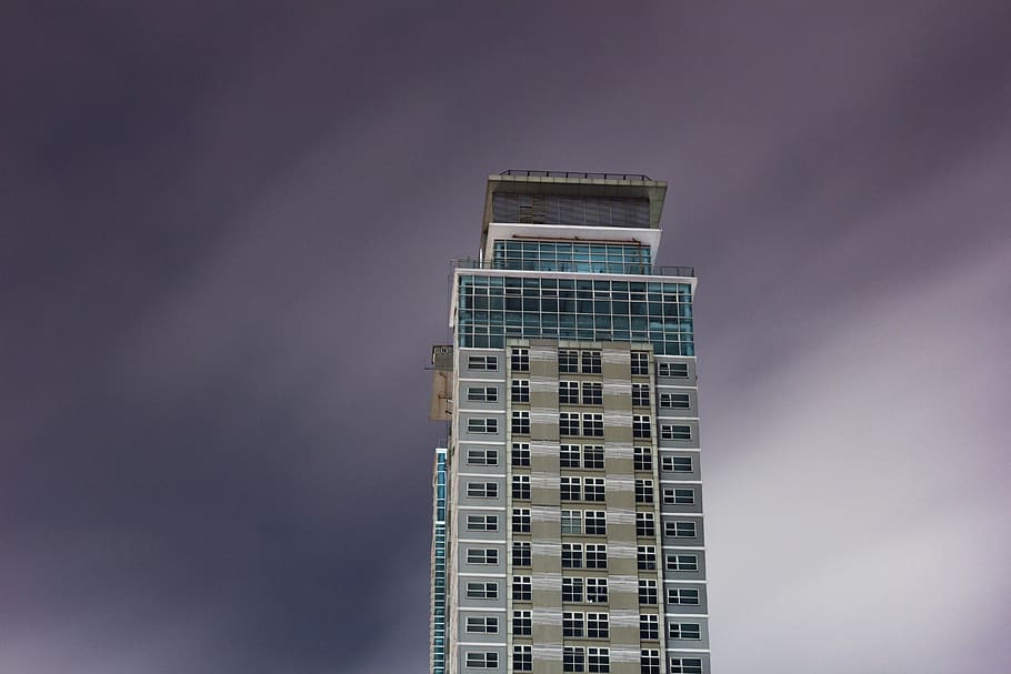 high rise building under cloudy sky, housing, office building HD wallpaper