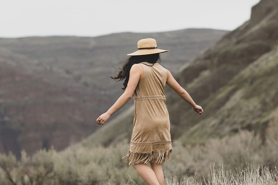 Standing sun. Фотосессия с поле платье шляпа собака. Wearing Sleeveless Dress. Woman Dress back.