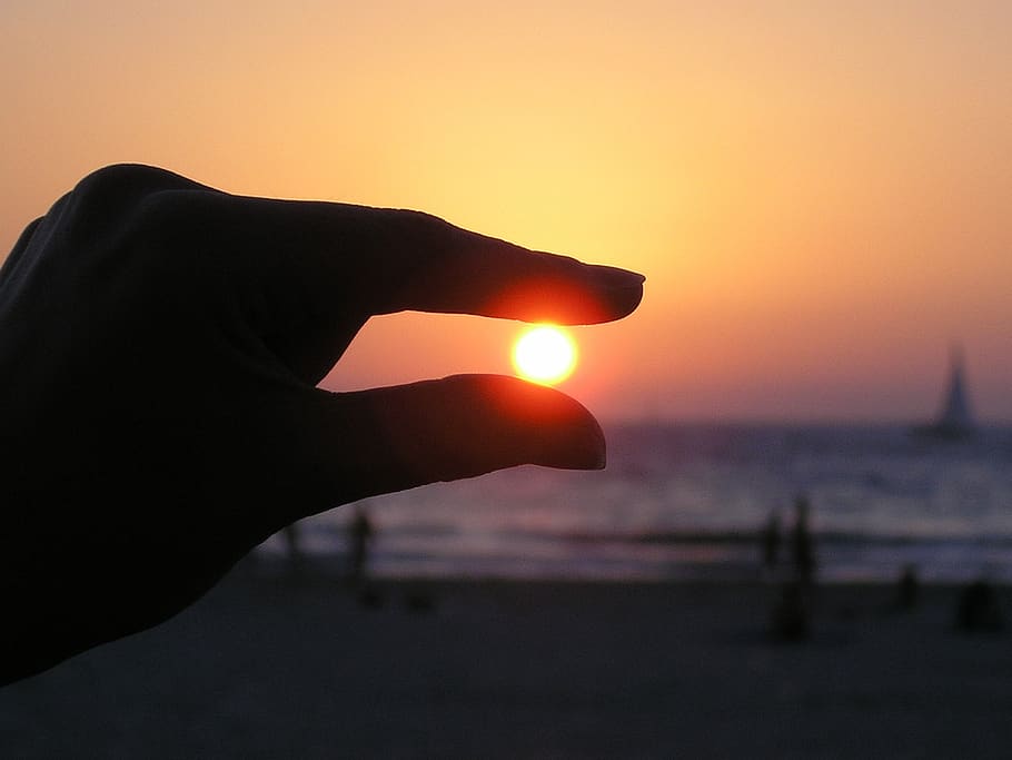 Force Perspective Photo of Person Holding Sun, beach, fingers, HD wallpaper