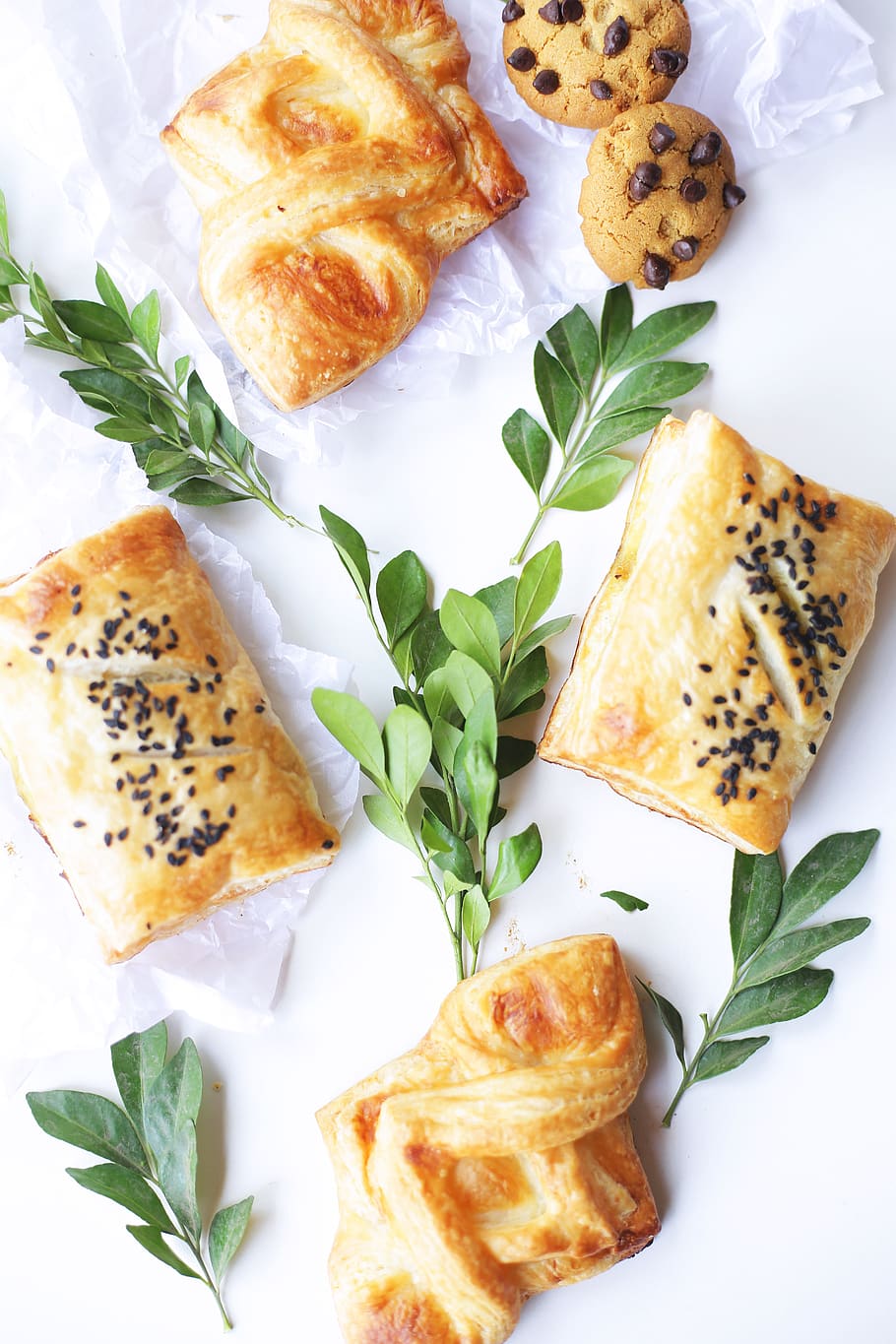 Brown Pastry With Leaves, appetizer, baked, baking, bread, close-up HD wallpaper