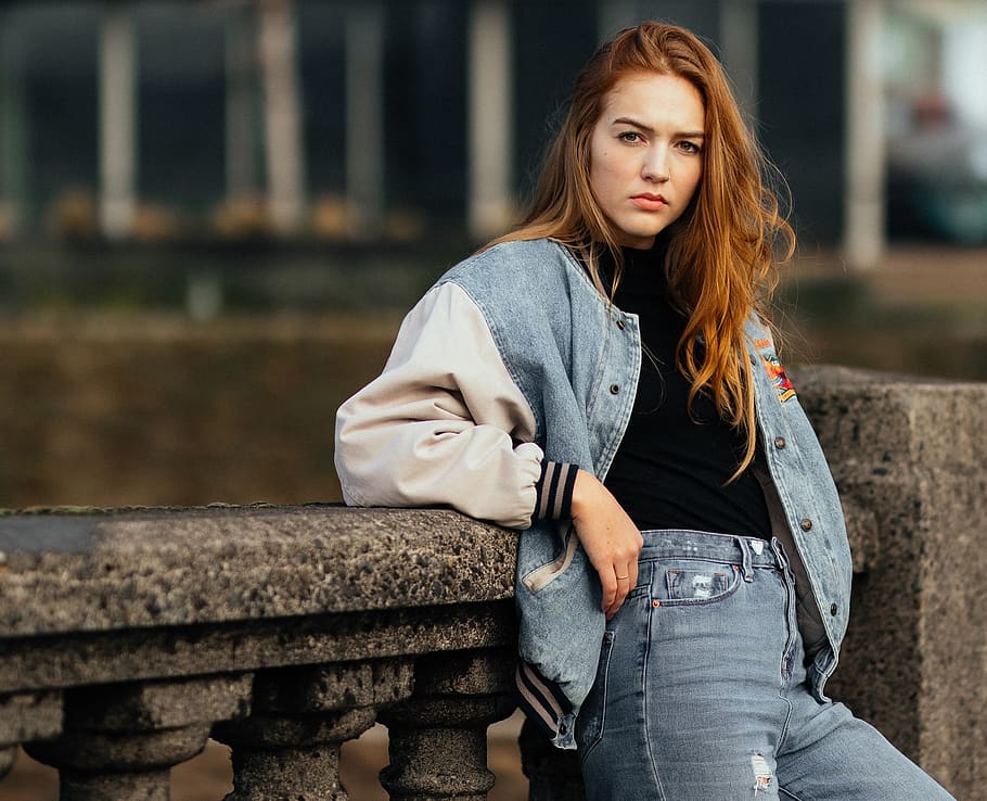 Woman in Blue Denim Bottoms Leans on Grey Concrete Balustrades HD wallpaper