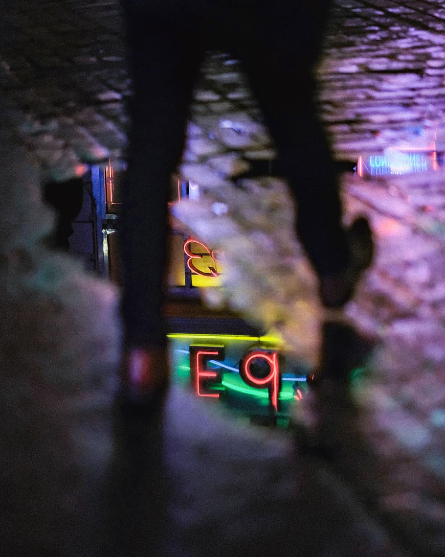 people, walk, dark, night, street, water, reflection, selective focus HD wallpaper