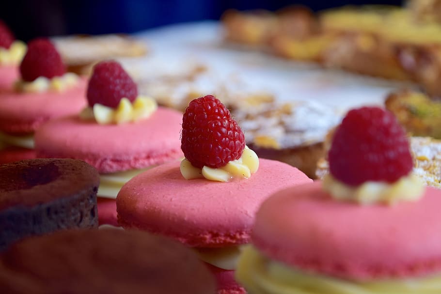 Cupcakes With Red Berries, bakery, baking, close-up, cookie, cream HD wallpaper