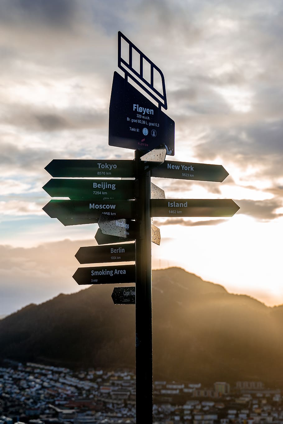 road sign, symbol, floyen, bergen, norway, arrow, sky, city, flare HD wallpaper