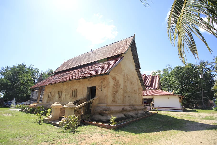 Brown Concrete 1-storey House Under the Heat of the Sun, architecture HD wallpaper
