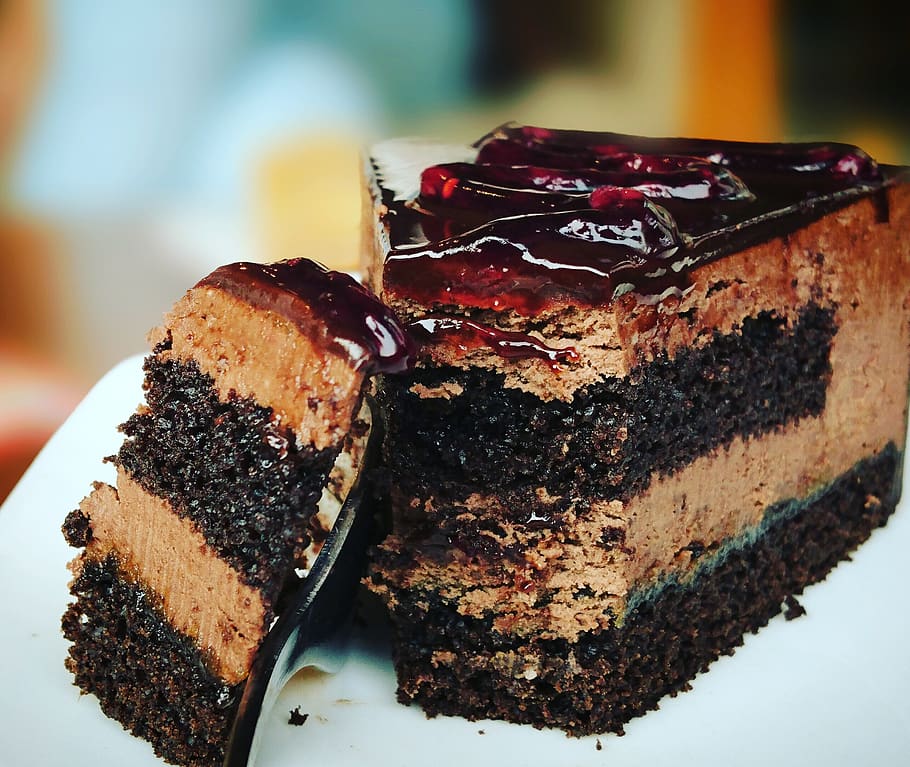 Sliced Cake on Plate, bakery, baking, blueberries, chocolate HD wallpaper