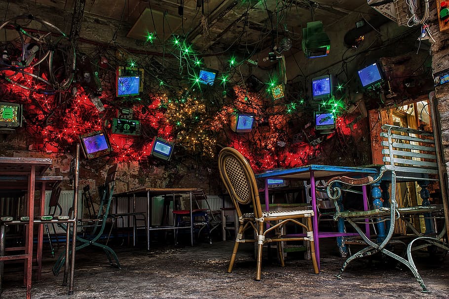 Urban place. Szimpla kert Будапешт. Руинпаб типография Новосибирск. Руин паб Новосибирск. Руин паб типография.