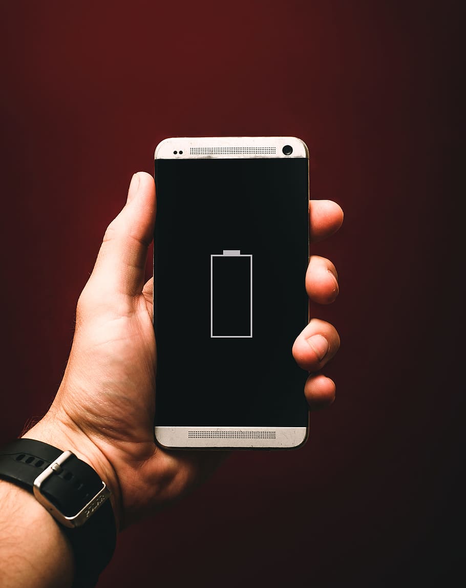 person holding low battery smartphone, dead phone, hand, tech, HD wallpaper