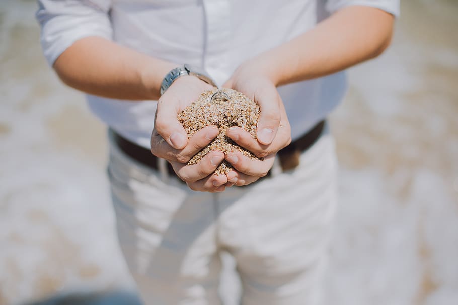 Shallow Focus Photography of Person Holding Brown Sand, blur HD wallpaper