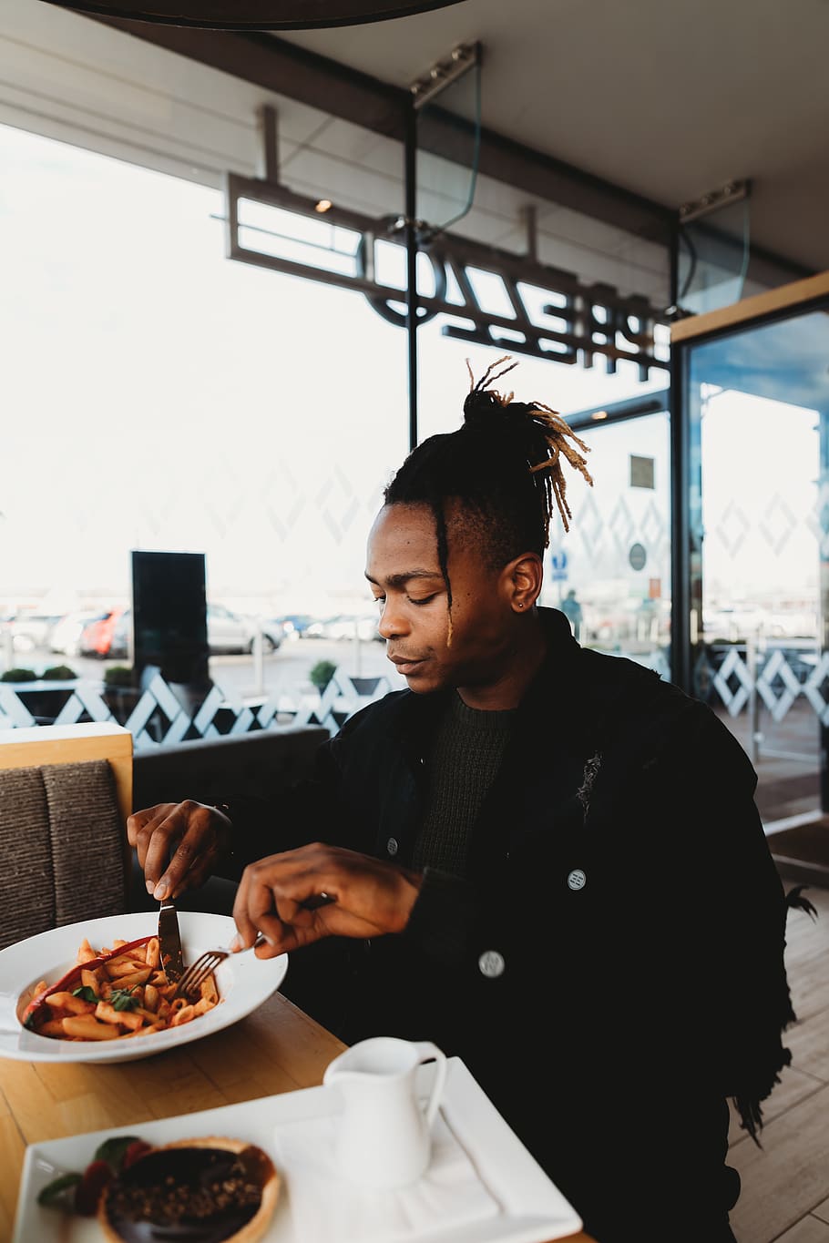 man holding knife and fork, restaurant, person, human, food, chester HD wallpaper