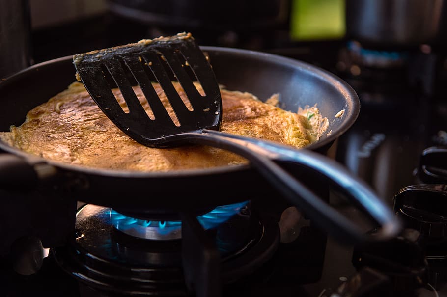 Black Spatula On Black Frying Pan, cooking, cookware, dish, egg HD wallpaper