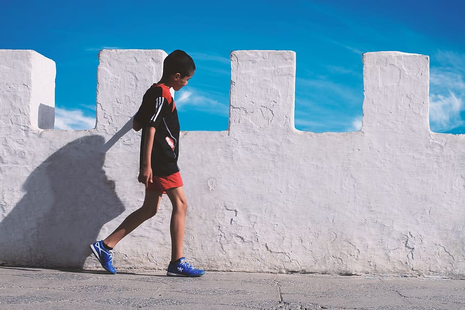 blue, sky, white, wall, outside, sunny, day, people, kid, boy HD wallpaper