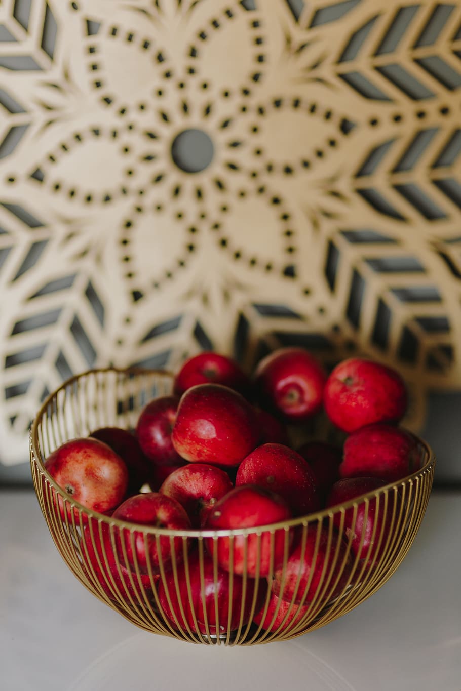 Red apples and golden oak leaves, gold leaves, golden leaves, HD wallpaper