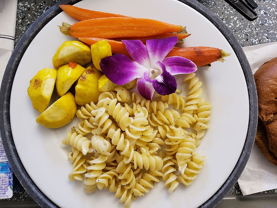 vegan, lunch, pasta, fresh, vegetables, carrots, green beans HD wallpaper