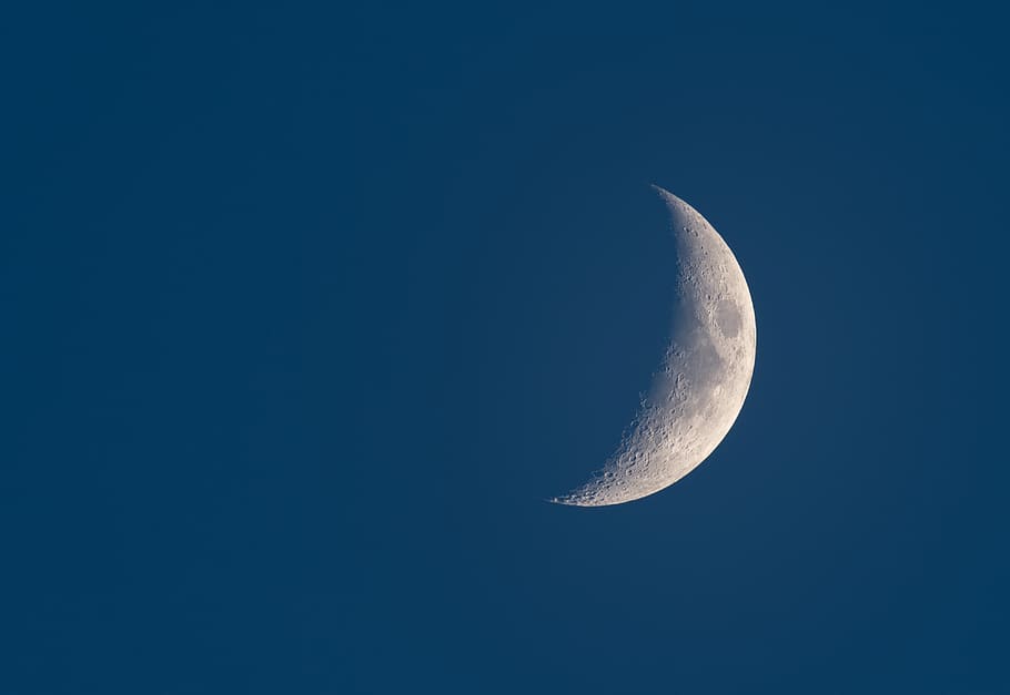half moon display, space, astronomy, night, sky, tranquility HD wallpaper