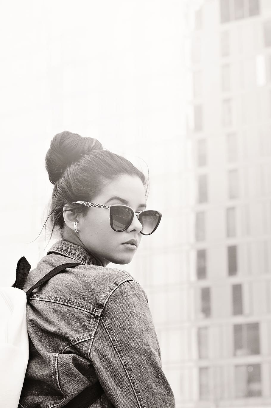 Women's Grey Denim Jacket, backpack, black and white, blurred background HD wallpaper