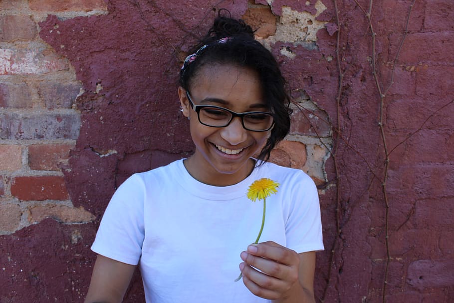 white, yellow, black, smile, brick, red, brick wall, girl, fun HD wallpaper
