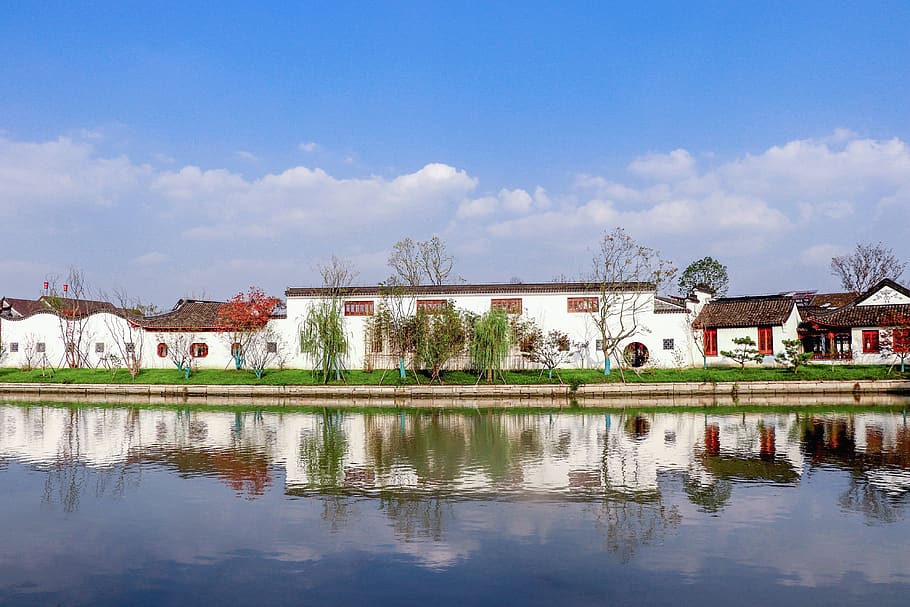 blue sky, white cloud, willow, reflection, lake, white walls HD wallpaper
