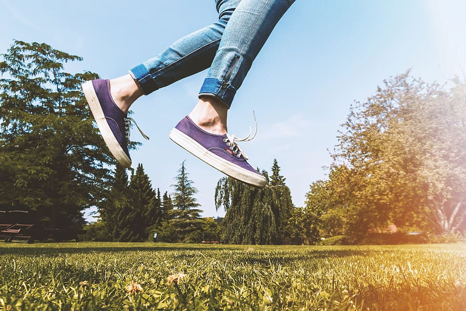 Female legs jumping on the grass outdoors in the park, plant HD wallpaper