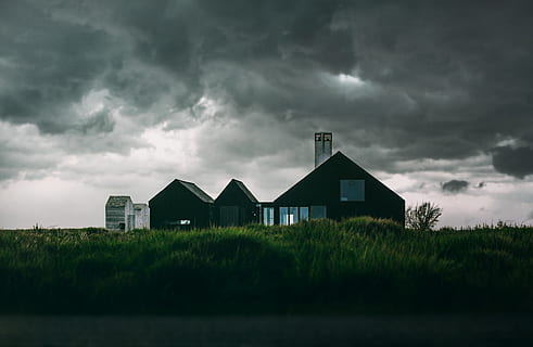 Black and White House Under Thick Clouds, architectural design HD wallpaper