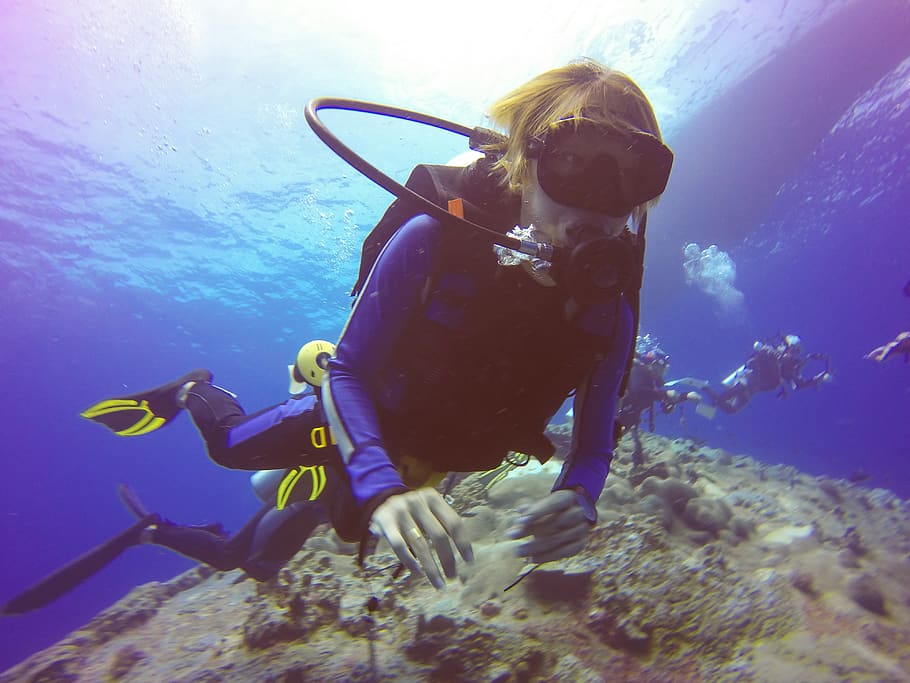 Diver Under The Sea, adventure, deep, discovery, diving, goggles HD wallpaper