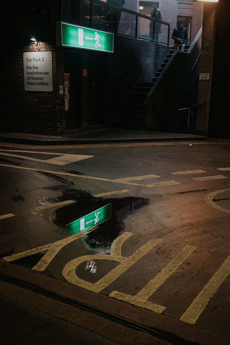 empty road at nighttime, sign, city, architecture, street, symbol HD wallpaper