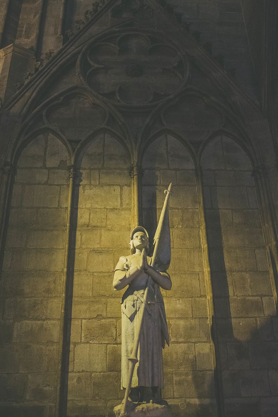 statue in building, architecture, built structure, sculpture HD wallpaper