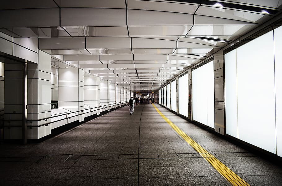 people walking down the subway, corridor, human, person, tokyo HD wallpaper