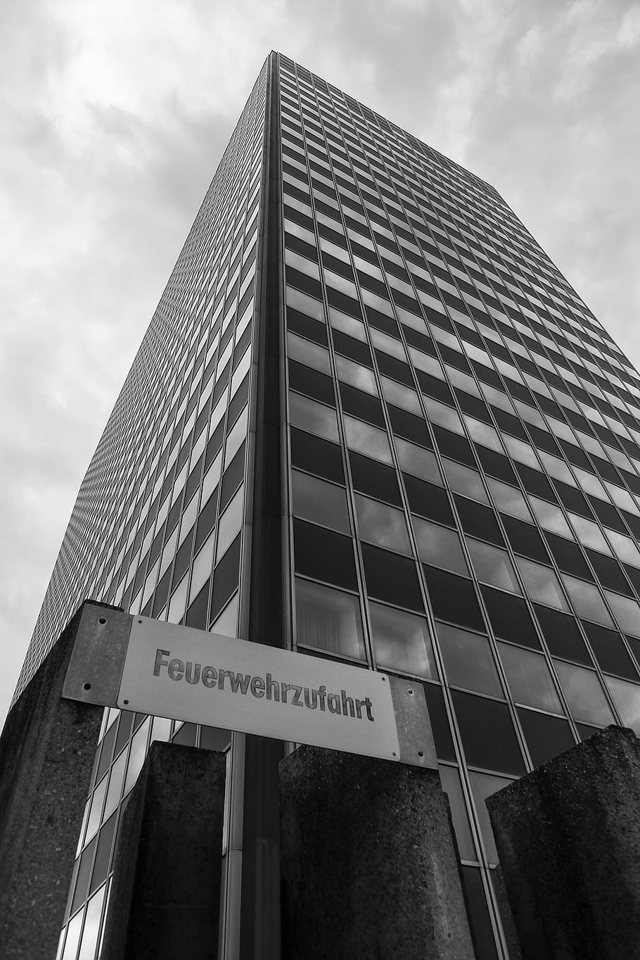 gray concrete building under cloudy sky, city, urban, architecture HD wallpaper