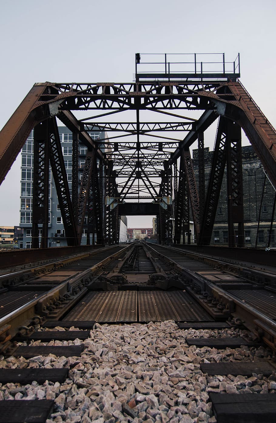milwaukee, tree, trees, town, city, big city, train, train tracks HD wallpaper