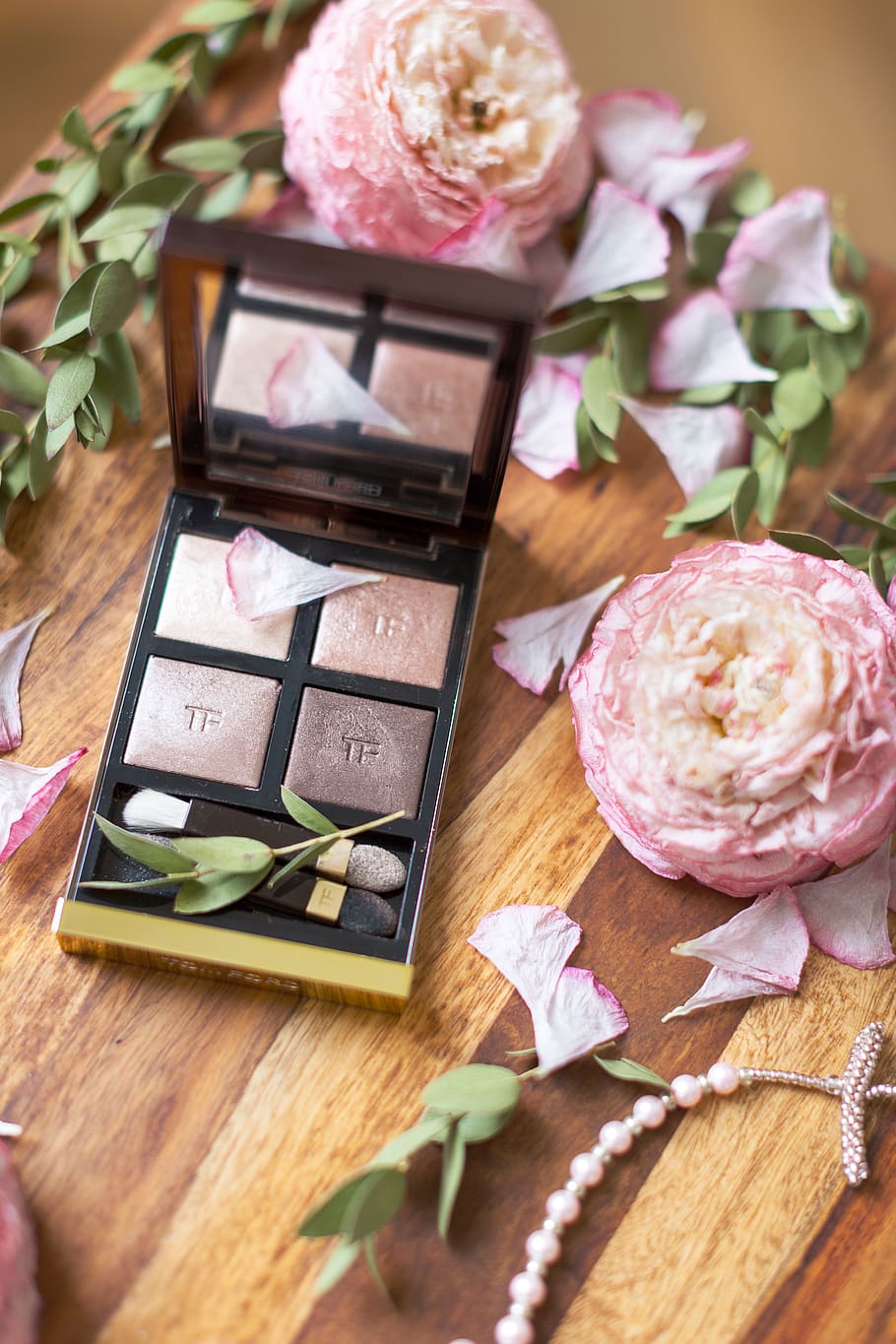 makeup palette beside pink flowers, pastry, food, dessert, petal HD wallpaper