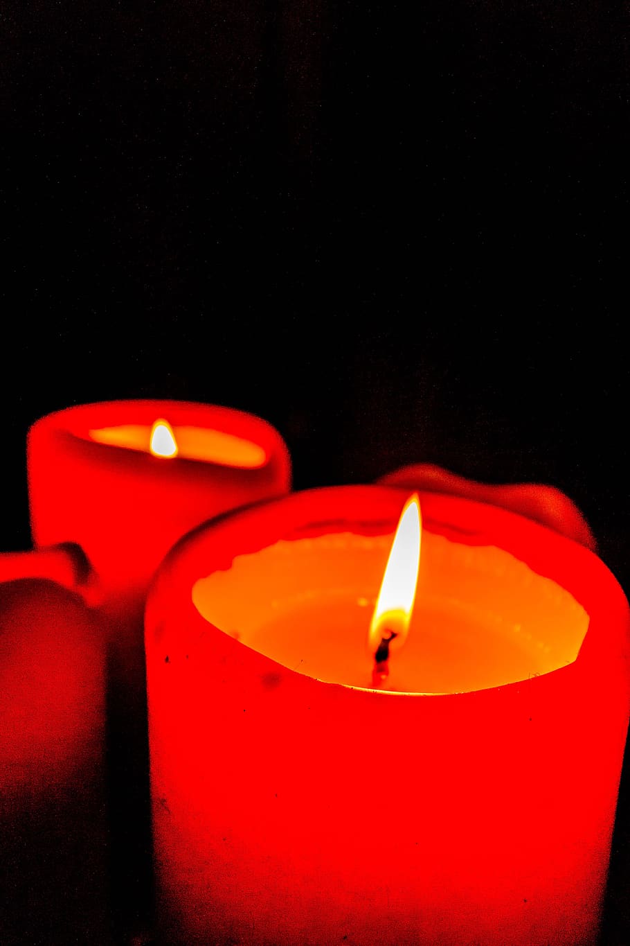Бесплатные поминальные свечи. Поминальная свеча. Красная свеча. Черно красная свеча. Поминальная свеча красная.