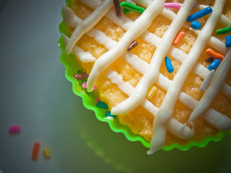 Cupcake With Candy Sprinklers on White Surface, food, food and drink HD wallpaper