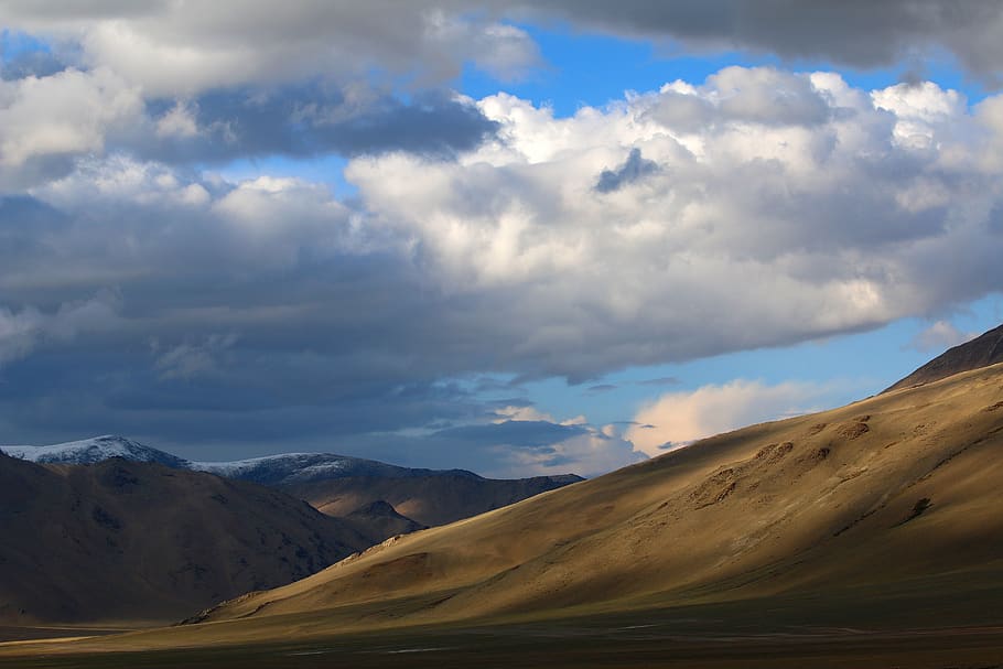 brown mountain under white sky, cloud - sky, scenics - nature HD wallpaper