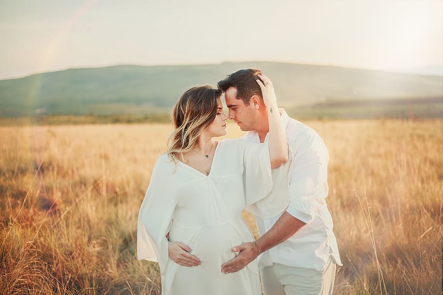 Couple in Field, affection, effect, embrace, fashion, grass, happiness HD wallpaper