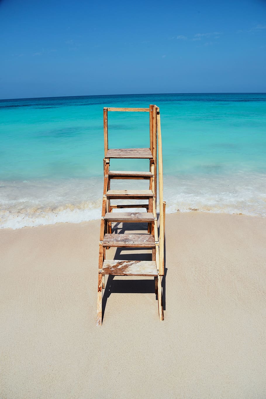 brown steel pool ladder, sea, beach, land, water, horizon over water HD wallpaper