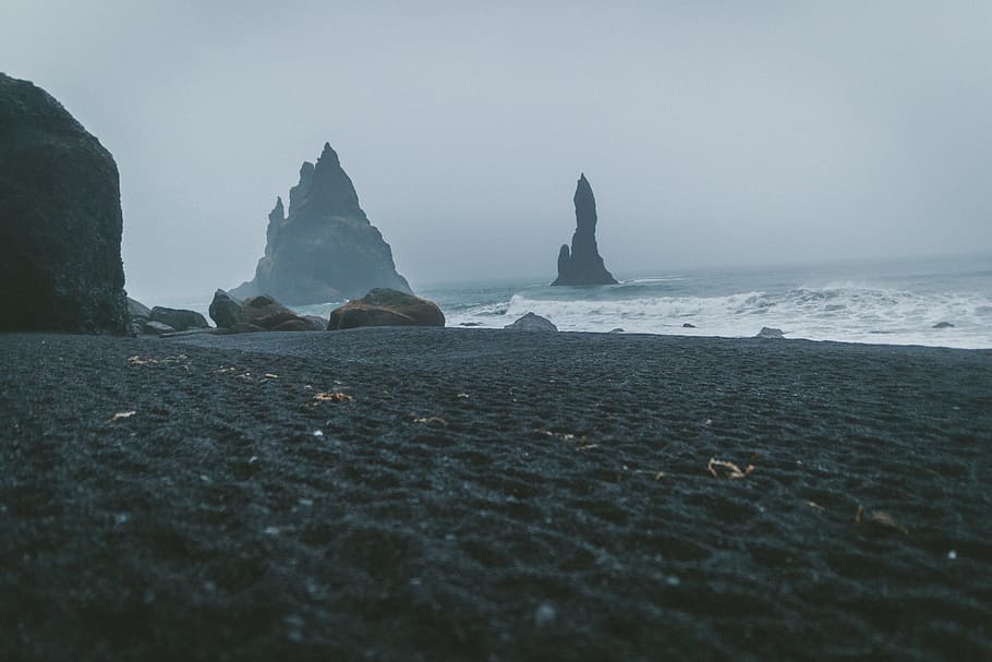 ocean shore under cloudy sky during daytime, beach, rock, black sand HD wallpaper