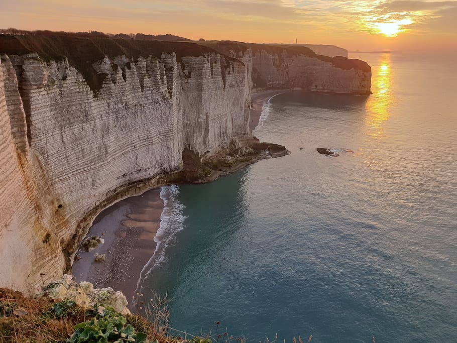 Plage D'Etretat in France HD wallpaper | Pxfuel