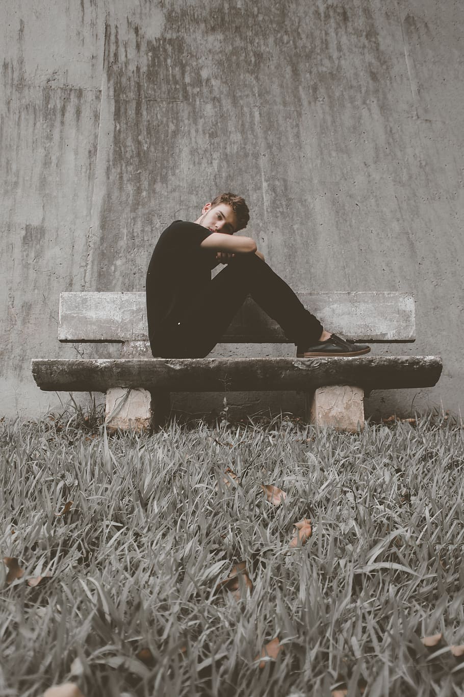 Man sitting on Bench, black, grass, male, park bench, pose, wear HD wallpaper