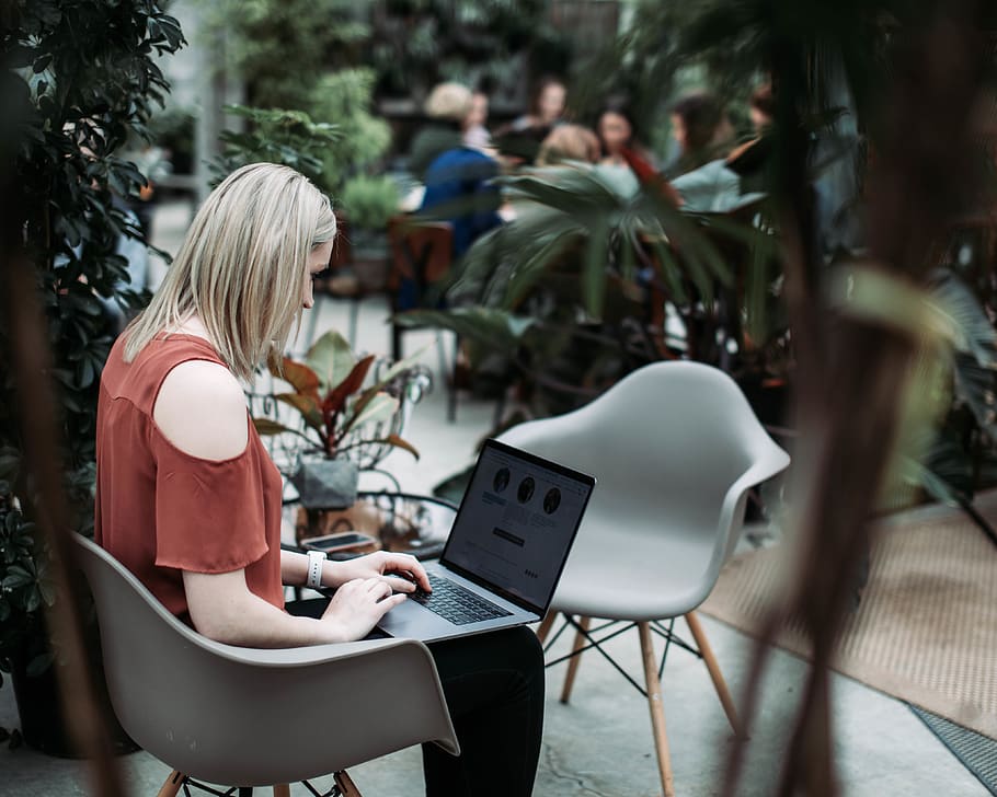 woman using laptop, real people, women, one person, seat, sitting HD wallpaper