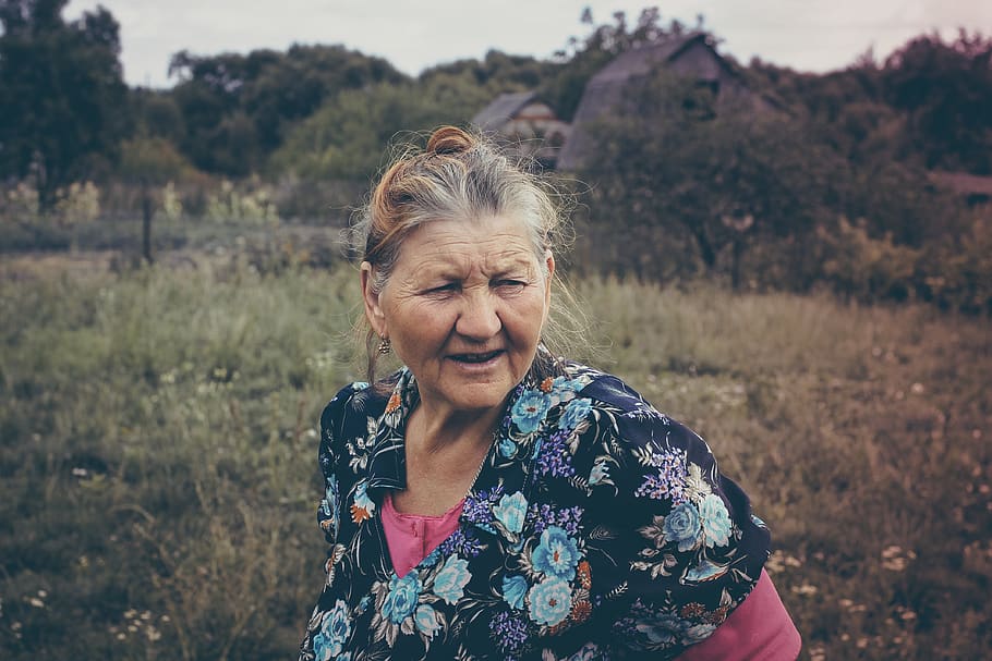 Бабушка полное видео. Старая женщина. Очень Старая женщина. Крупные пожилые женщины. Фотосессия пожилой женщины.