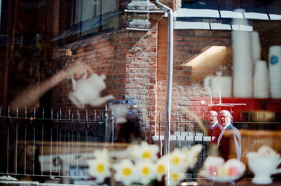 person pouring tea from teapot during daytime, reflection, street HD wallpaper