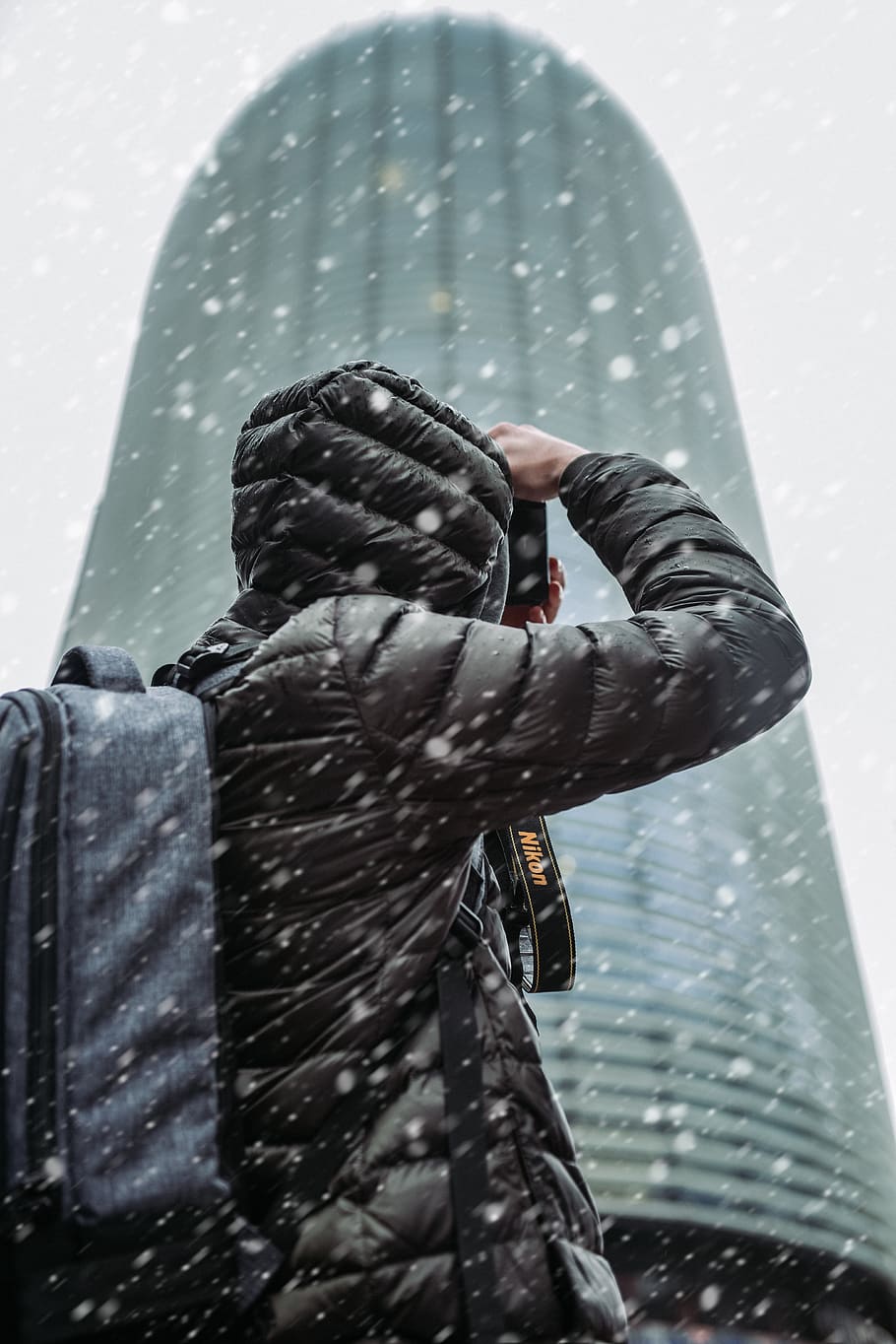 Person Wearing Winter Jacket While Snowing, architecture, backpack HD wallpaper